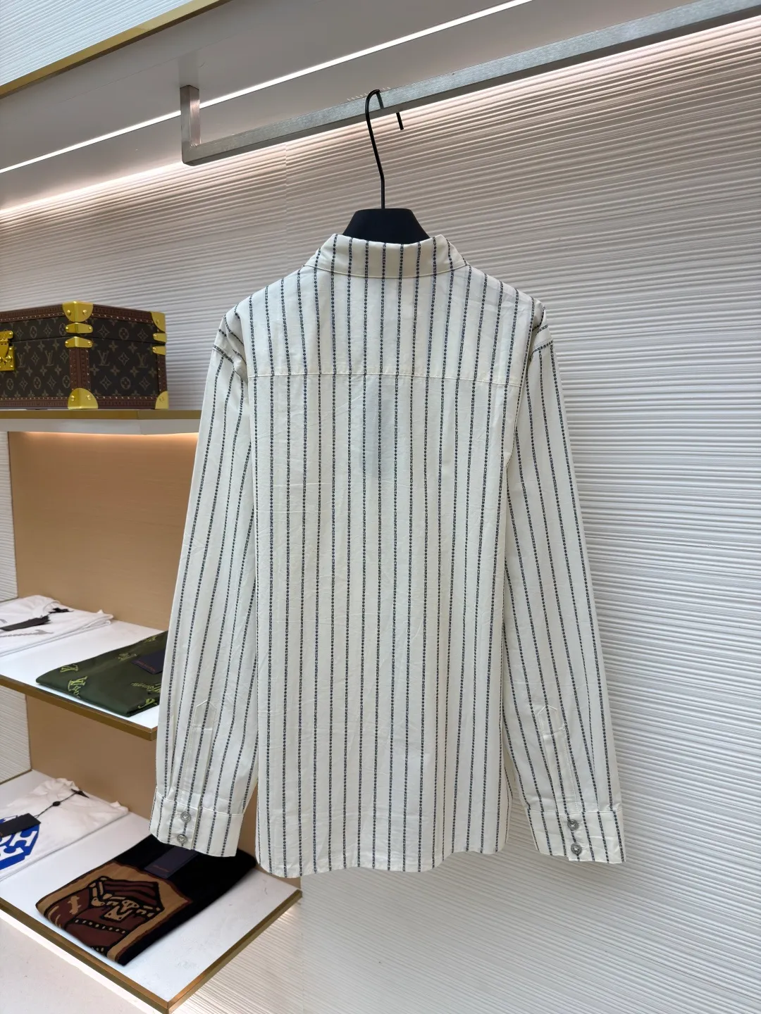 Chrome Hearts Sanskrit all-over yarn-dyed shirt ●Item number: 1680866-B60 ●Fabric: shirt fabric ●Technology: printing production ●Version: loose fit ●Weight: about 265 grams ●Size: S-M-L ●Description: The custom-dyed knitting yarn is made of 100-count double-ply yarn. (Minimum quantity of 1000 meters) is made on a large-scale yarn-dyed jacquard machine. It is paired with professional shirt ironing and sleeve ironing. Customized mold opening 14mm glazed black and silver buttons. Customized black and white printed small label. Customized 2.2×12cm black label. 0.3cm leather hanging ears. Customized accessories. The workmanship details are very good. The overall wiring is straight and delicate, the fabric is comfortable and soft, and the color is consistent without color difference. It can be matched with the same style to create a fashionable look and control various occasions. Customized accessories, complete with three standards, same style for men and women!